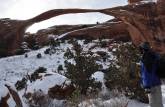 Observando o colossal Landscape Arch, no  Arches National Park, perto de Moab, em Utah, nos Estados Unidos